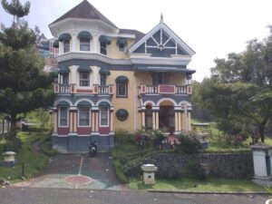 Villa di puncak kota bunga 5 kamar type quen viktoria